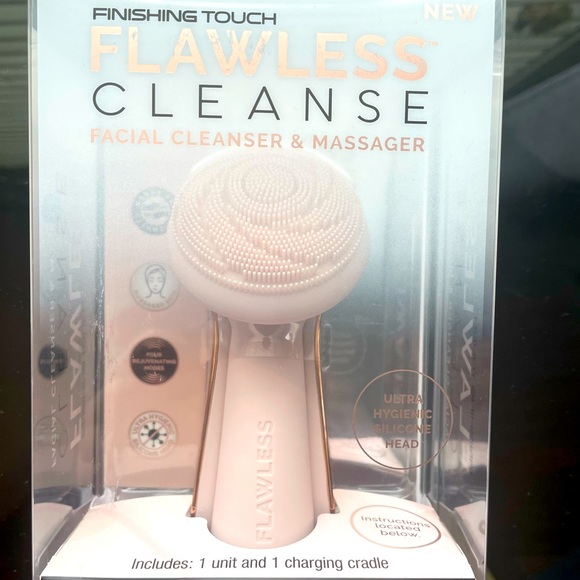 New Flawless Cleanse Facial Cleanser and Massager - Picture 1 of 11